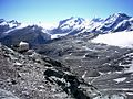 Zahodna stran iz 15 km oddaljene Hörnlihütte ob vznožju Matterhorna (3260 m) (zadaj iz leve proti desni): Rimpfischhorn, Strahlhorn, Findelgletscher, Stockhorn (in Gornergrat pod njim), zgoraj (na severni strani) in nižje (na zahodni strani) Gornergletscher – osrednji masiv Monte Rosa - Grenzgletscher, Liskamm in več Breithornovih vrhov na južni strani