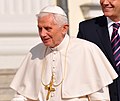 Papa Benedetto XVI in abito piano indossa la croce pettorale con catena