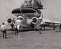 Eine WF-2 der VAW-11 klappt 1962 zum Start die Tragflächen aus