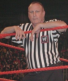Earl Hebner no Raw de 31 de março de 2003 na KeyArena em Seattle, Washington.
