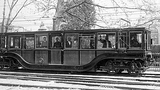 Budapester U-Bahn-Wa­gen von 1896 mit un­gewöhn­lich nied­ri­gem Füh­rer­stand