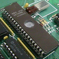 8749 マイクロコントローラ。内蔵EPROMにプログラムを格納する。