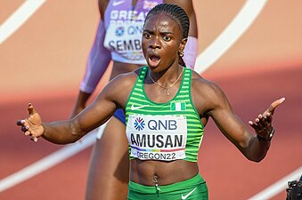 Tobi Amusan, da Nigéria, campeã e recordista mundial dos 100 m c/ barreiras.