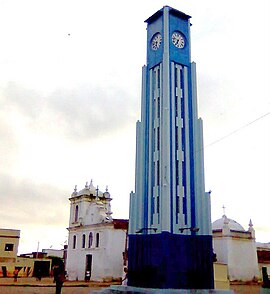 Coluna da Hora, de 1940, atrás a Igreja de Nossa Senhora do Rosário, de 1721, centro de Pombal.