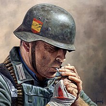 Representa a un soldado de la División Azul encendiendo un cigarillo
