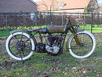 Harley-Davidson racer uit 1925. Het lage stuur was een eerste stap op weg naar een lagere luchtweerstand en dankte zijn naam aan het Britse Brooklands-circuit: Brooklands drops