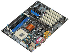 Nur vierlagige ATX-Hauptplatine mit Sockel-462 für AMD-CPUs und SiS735-Chipsatz in einem Chip, Baujahr 2001