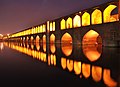 El puente Si-o-se-Pol o puente de los 33 arcos, iluminado de noche