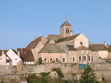 L'église vue depuis le quartier des Chaumes.