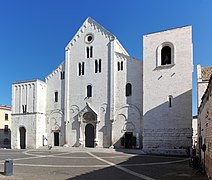 Façade d'aspect fortifiée, basilique de Bari.