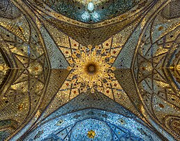 Plafond d'un chabestan du sanctuaire de Fatima Masoumeh, à Qom (Iran). (définition réelle 10 644 × 8 321)