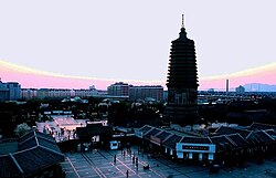 大广济寺塔与塔前的广场