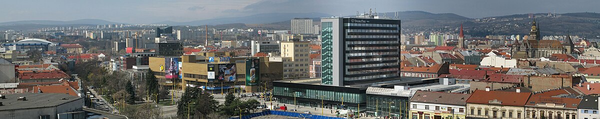 Panorama centra Košic od jihovýchodu: Steel Aréna, sídliště KVP, sídliště Terasa, komín komplexu Cassovar, Business centre I., OD Dargov, Vojenská nemocnice, „Osemposchoďák“, Nová nemocnice, DoubleTree by Hilton, Dominikánský kostel, katedrála svaté Alžběty, Urbanova věž, radnice Starého Města