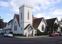 El denominado "gótico de carpintero" (carpenter gothic)[236]​ en la iglesia Unitarian Universalists of San Mateo, California, 1905, con los típicos abat-sons en la torre.