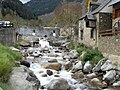 La rivière Nere est freinée par un petit barrage à son entrée dans Vielha e Mijaran.