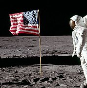 foto yang menunjukkan tangan Aldrin telah diturunkan. Sembulan di depan helm sudah tidak terlihat lagi.