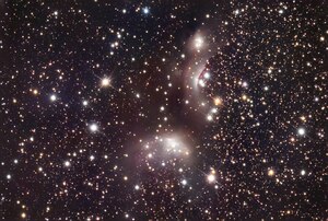 IC 4954 (o.r) + IC 4955 eingebettet im Sternhaufen Roslund 4