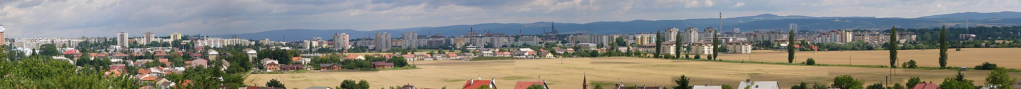 Panorama Olomouce od jihozápadu: nejvyšší je katedrála svatého Václava, vlevo od něj věž kláštera Hradisko (za komínem), vlevo dvě věže kostela Panny Marie Sněžné, dále vlevo kostel sv. Michala (za komínem), vlevo (za silem) je věž radnice a hned vedle část kostela sv. Mořice. Zcela vlevo na okraji fotografie se zvedá výšková stavba s vodojemem (celá ta bílá krychle nahoře). V pozadí je kostel na Svatém Kopečku a napravo Radíkovská rozhledna. Vlevo od kostela na Sv. Kopečku je výšková budova Regionálního centra Olomouc (poblíž hlavního nádraží) a dále vlevo je vidět šedé odsiřovací zařízení teplárny Olomouc a komín teplárny.