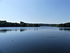 Le lac de Bage à proximité du barrage.