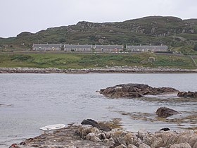Cottages du Northern Lighthouse Board sur la côte septentrionale d'Erraid vus depuis le Ross of Mull.