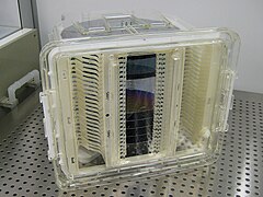 300-mm-Silicium-Wafer in einer Transportbox (FOSB)