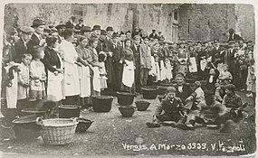 A punt de servir la Sopa a la plaça Major. 4 de març de 1919