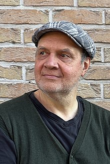 Photographie d'un homme portant une casquette.