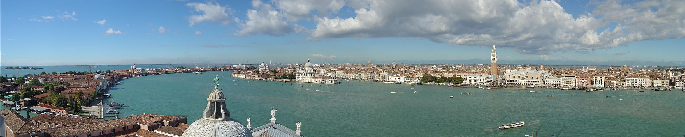 A város a San Giorgio Maggiore-templom tetejéről