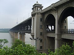 Puente de Wuhan, el primer puente que cruzó el Yangtzé, completado en 1957.