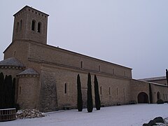 Vue de l'abbaye Sainte-Madeleine en hiver.