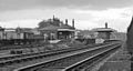 สถานีรถไฟ Broad Green, ลิเวอร์พูล, อังกฤษ (รูปแสดงในปี 1962) เปิดในปี 1830 เป็นสถานีที่เก่าแก่ที่สุดในโลกที่ยังคงใช้งานเป็นสถานีผู้โดยสารทั่วไป