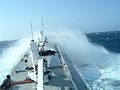 Pont d'un navire cargo par mauvais temps.