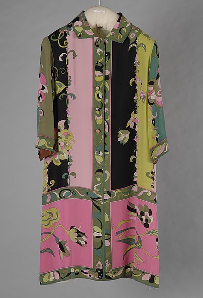 File:Felgekleurde gedessineerde zijden japon in overwegend roze en groen, ‘Emilio Pucci’, objectnr 75236-1.JPG