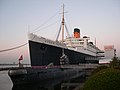 RMS Queen Mary isimli gemi ile Rus Foxtrot sınıfı denizaltısı Long Beach, Kaliforniya'da hotel olarak hizmet vermektedir