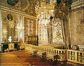 La Chambre réale di Versailles, in cui un baldacchino dorato sovrasta il letto della regina