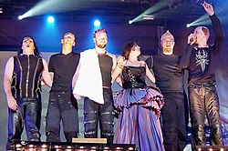 V smere od ľava: Stephen van Haestregt, Jeroen van Veen, Ruud Adrianus Jolie, Sharon den Adel, Martijn Spierenburg, Robert Westerholt