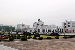 Pusat kota Chongjin pada September 2011, yang terlihat dari monumen kota Kim Il-sung.