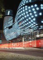 La Kunsthaus de Graz de nuit, illuminée par sa façade en « média BIX »