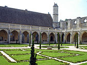 Photographie moderne du cloître de Royaumont et de son jardin.