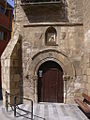Un dels dos portals romànics de l'església de sant Pere. Entrada a la sagristia.