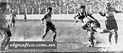 Evaristo (uprostřed) pouze přihlíží, jak brankář klubu Boca Juniors Domingo Fosatti sbírá míč zpod nohou Pedra Laga, uruguayského útočníka klubu River Plate