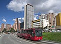 Bus de TransMilenio en la Caracas con 26.