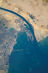 citra satelit menunjukkan pelabuhan suez dan kota suez di barat
