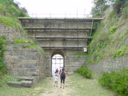 A Porta Rosa (Porta rosa, pero Rosa, aquí pretende ser un nome), feita de pedra sen labrar, ladrillos de gres, un raro exemplar dun arco grego, de ao redor do século IV a.C.