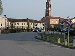 View of the center of Villadose, with the parish church