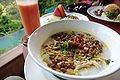 Bubur ayam servi pour le petit déjeuner dans un hôtel de Bali.