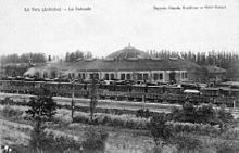 Carte postale ancienne montrant une rotonde ferroviaire au Teil.