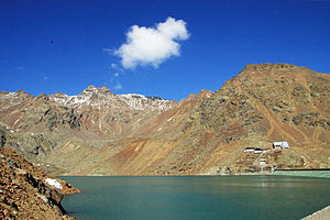 Grünsee mit Staudamm (rechts) und Höchster Hütte