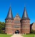 Holstentor_in_Lübeck_Frontseite_-_Zuschnitt