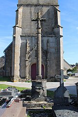 Le calvaire devant la façade de l'église.